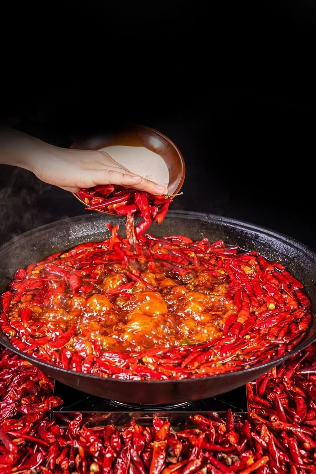 重庆牛油火锅底料：麻辣鲜香，越煮越够味！
